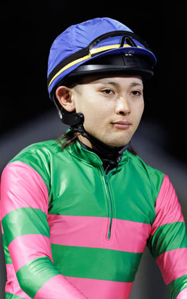 �{�� �E��